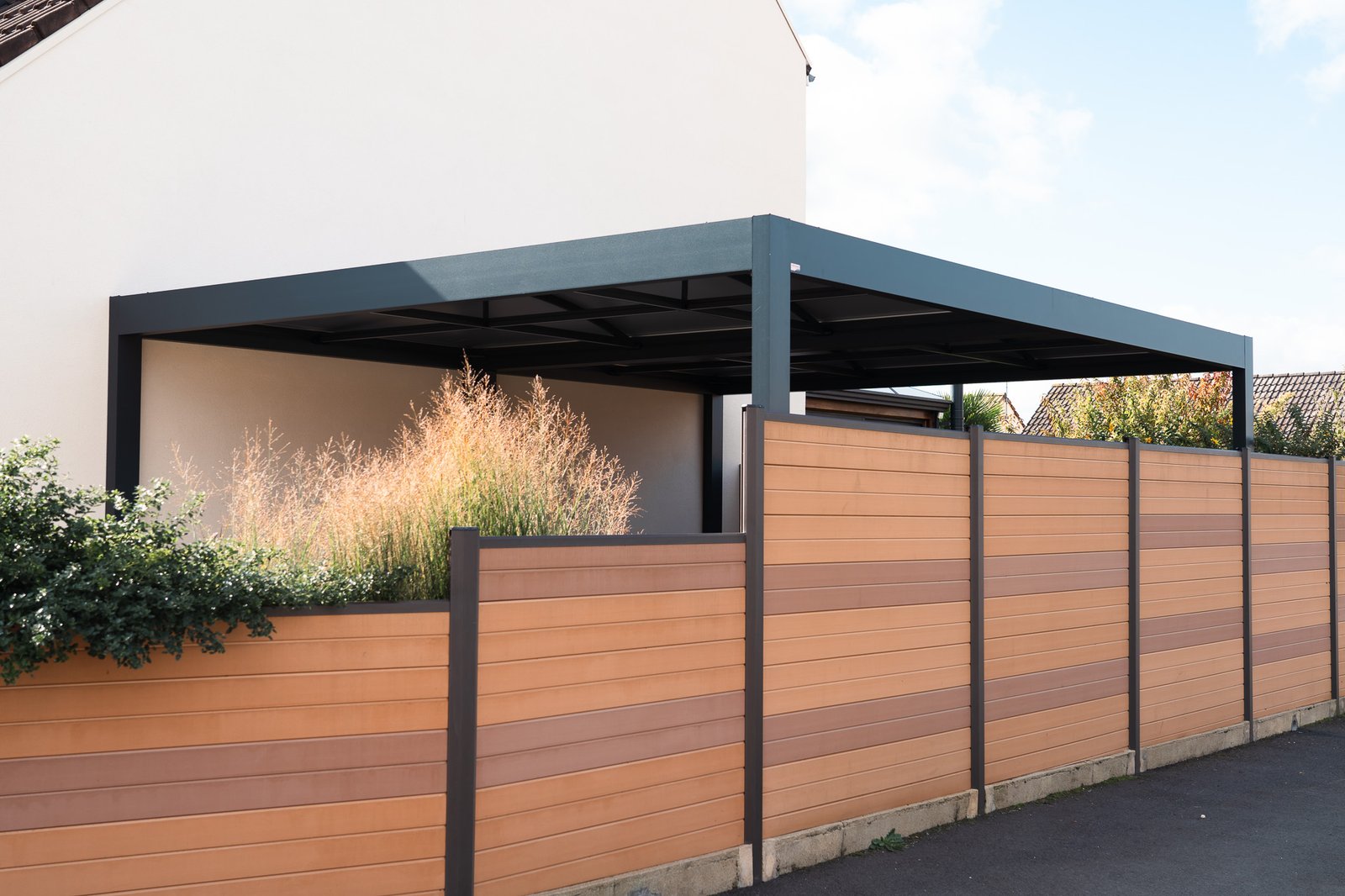 Pergola aluminium présentée par Storeferm