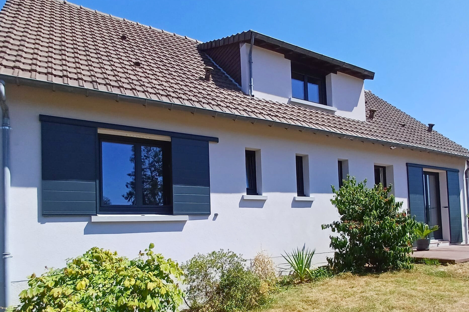 Façade avec volets présentée par Storeferm